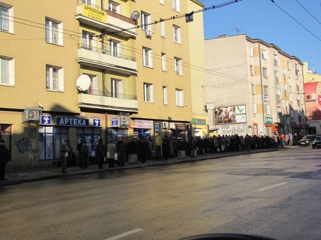 Taka kolejka jest dziś przed jedną z lubelskich aptek &nbsp; /poboczem.pl