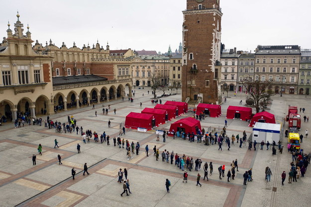 Taka kolejka ustawiła się wczoraj do mobilnego punktu szczepień na krakowskim Rynku Głównym /	Łukasz Gągulski /PAP