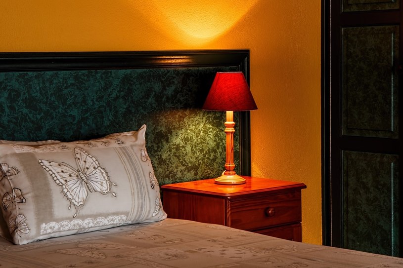 Taka lampka obok łóżka może ułatwić ci codzienne wstawanie /Pixabay.com