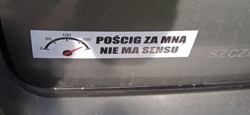 Taka naklejka znajdowała się na samochodzie, którym uciekała kobieta /Policja