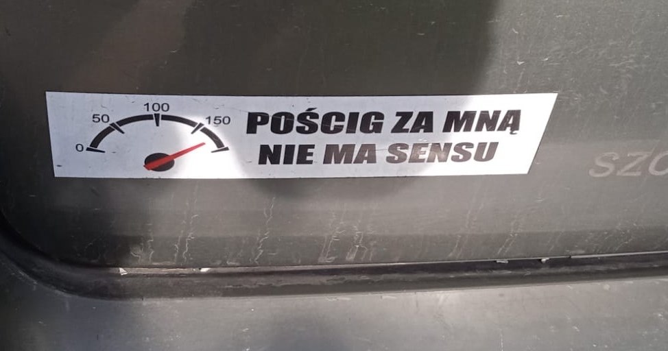 Taka naklejka znajdowała się na samochodzie, którym uciekała kobieta /Policja