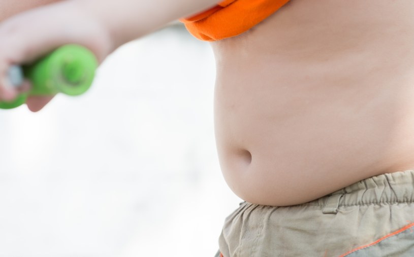 Taka otyłość u dziecka to z pewnością wynik zaniedbania rodziców. /123RF/PICSEL