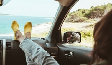 Taka pozycja w czasie podróży jest niebezpieczna. Może skończyć się kalectwem lub śmiercią