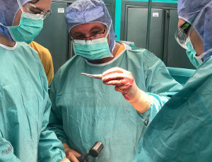 Taką protezę wszczepiono w Szpitalu Uniwersyteckim /materiały prasowe