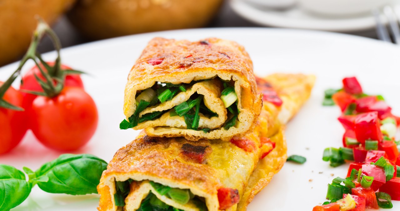 Taka rolada omletowa to dobry pomysł na sycące śniadanie / vankad /123RF/PICSEL