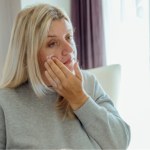 Taka skóra to objaw problemów z tarczycą. Hashimoto widać też na dłoniach