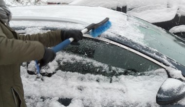 Taką szczotką do odśnieżania porysujesz lakier. Rodzaj włosia ma znaczenie