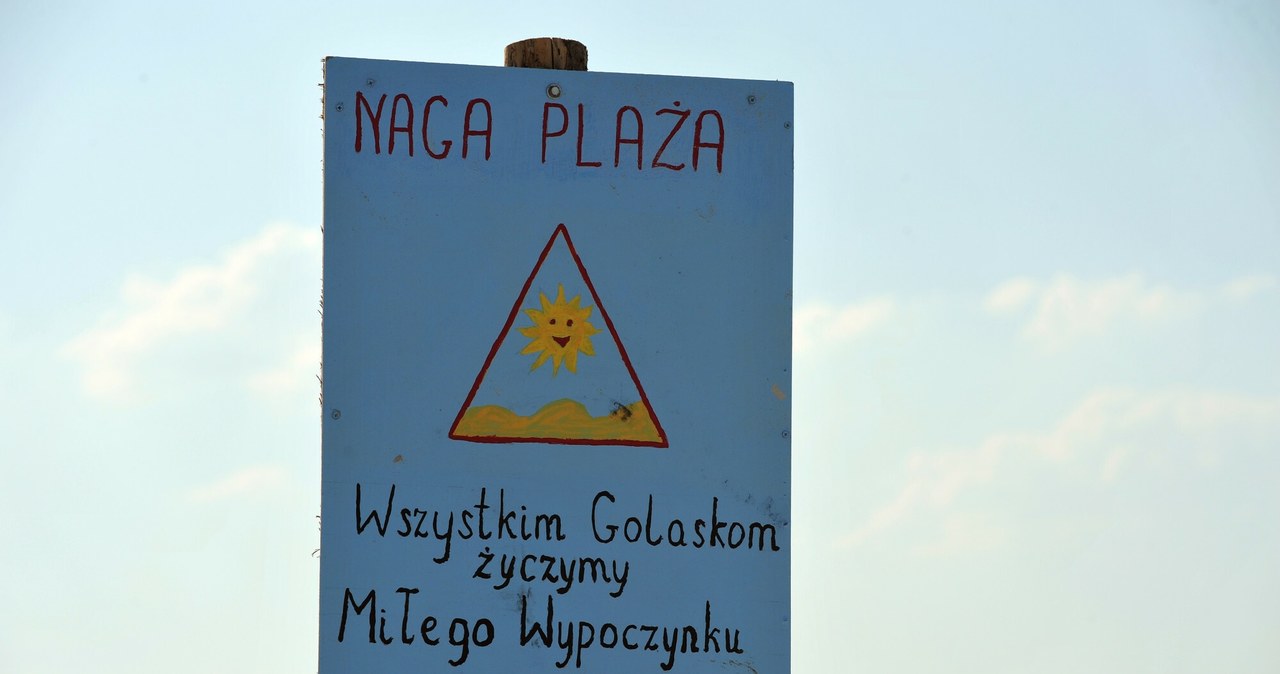 Taka tablica wita wszystkich gości plaży naturystów w Dębkach nad Bałtykiem. /Wojciech Stróżyk /Reporter   /East News