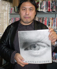 Takashi Asai z albumem zdjęć Roberta Mapplestorpe'a. Tokio, luty 2008 /INTERIA.PL/AFP