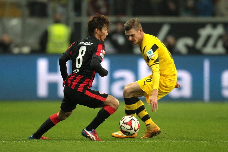 Takashi Inui z Eintrachtu Frankfurt i Łukasz Piszczek w niedzielnym meczu Bundesligi /FREDRIK VON ERICHSEN /PAP/EPA