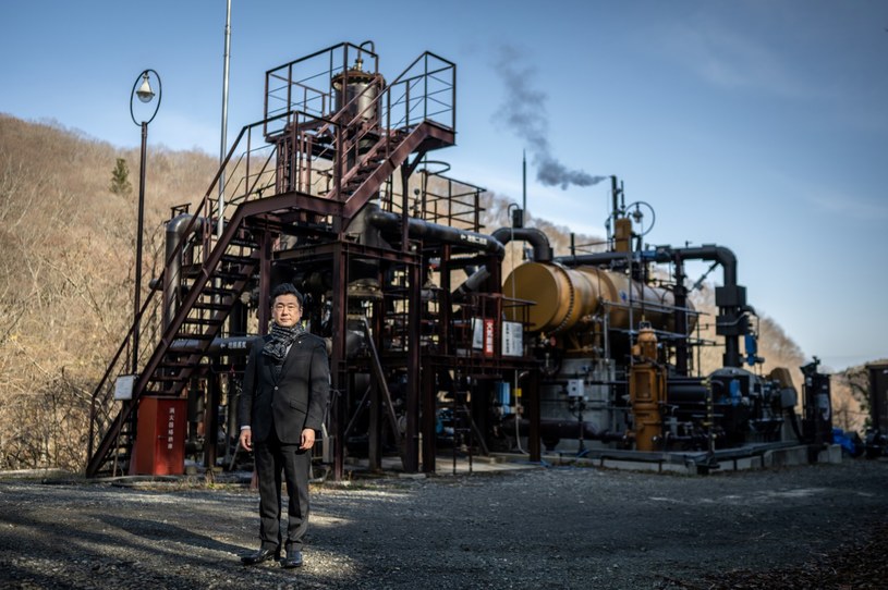Takayuki Kato, dyrektor generalny Genki UP Tsuchiyu przed elektrownią geotermalną eksploatowaną przez jego firmę Tsuchiyu Onsen /Yuichi Yamazaki /AFP
