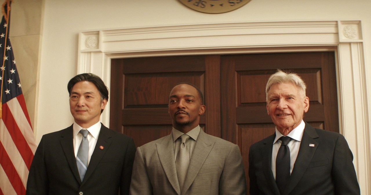 Takehiro Hira, Anthony Mackie i Harrison Ford w filmie "Kapitan Ameryka: Nowy wspaniały świat" /ASSOCIATED PRESS/East News /East News