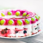 Taki galaretkowiec z owocami zawsze robiła moja mama. To smak dzieciństwa i wakacji