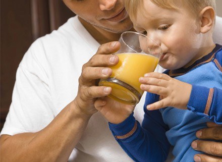 Taki kolorowy, słodki, orzeźwiający napój może nawet stać się ulubionym posiłkiem dziecka. /ThetaXstock