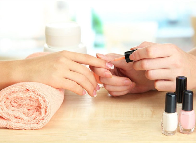 Taki manicure był modny 20 lat temu. Dziś znów podbija salony