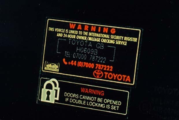 Taki napis w oznakowanych toyotach chroni przed złodziejem (kliknij) /INTERIA.PL