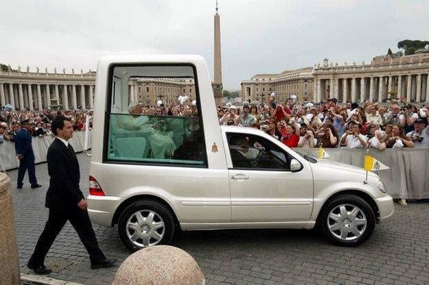 Taki obraz kojarzymy z papieżem najbardziej. Ale nie zawsze tak było /AFP