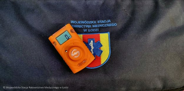 Taki osobisty detektor tlenku węgla, czyli czadu, będą nosić ze sobą ratownicy medyczni WSRM w Łodzi jeżdżąc na wezwania /WSRM w Łodzi /Materiały prasowe