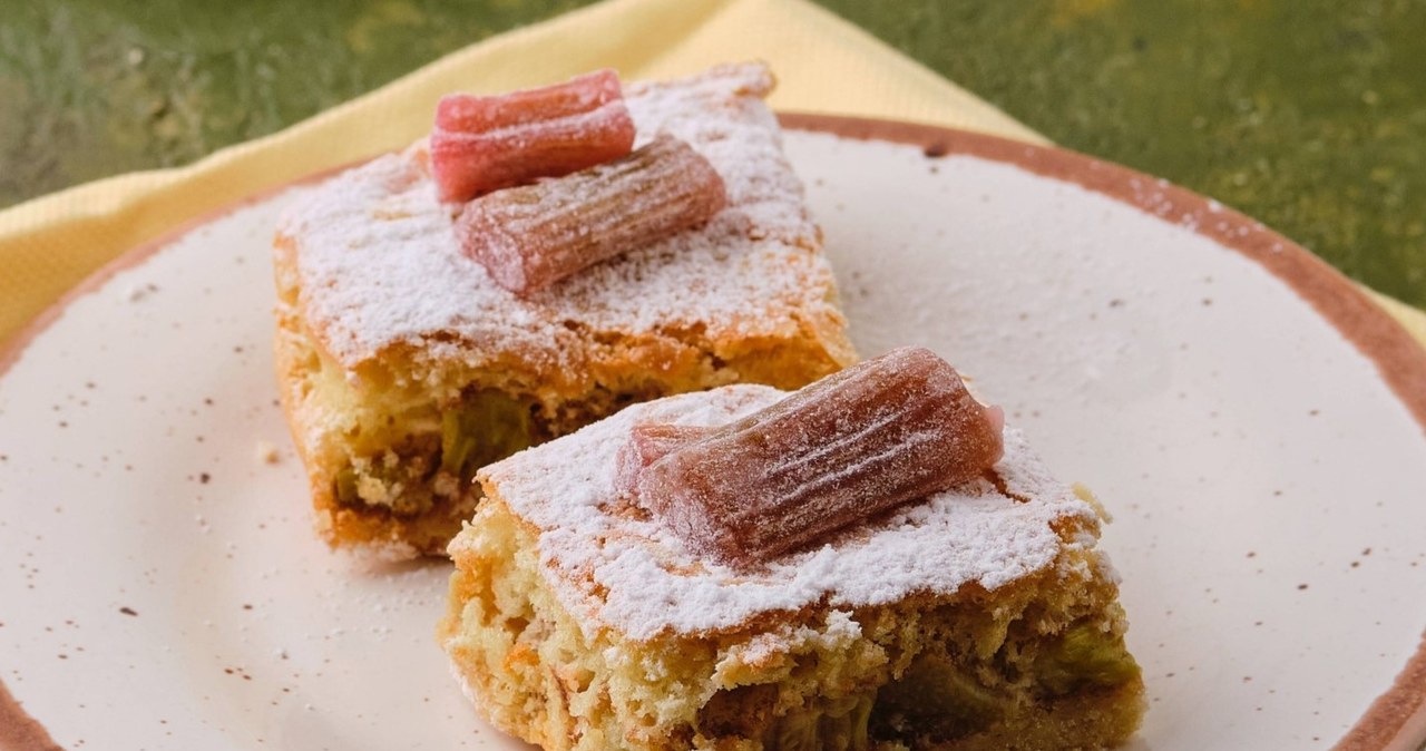 Taki placek z rabarbarem doskonale pamiętam z dzieciństwa /natallyanaumava /123RF/PICSEL
