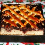 Taki sernik piekło się kiedyś z braku składników. Dzisiaj doceniamy jego smak