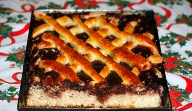 Taki sernik piekło się kiedyś z braku składników. Dzisiaj doceniamy jego smak