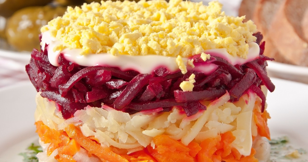 Taki śledzik pod pierzynką robi wrażenie /timolina /123RF/PICSEL