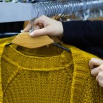 Taki sweter ma w szafie każda modna kobieta. Idealny na jesień i zimę