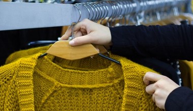 Taki sweter ma w szafie każda modna kobieta. Idealny na jesień i zimę