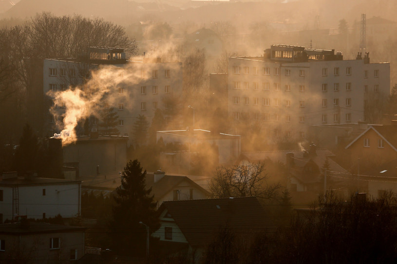 Taki widok jesienią i zimą już nas nie dziwi. Musimy jednak pamiętać, że smog ma znaczący wpływ na nasze zdrowie /Tomasz Kawka/East News /East News