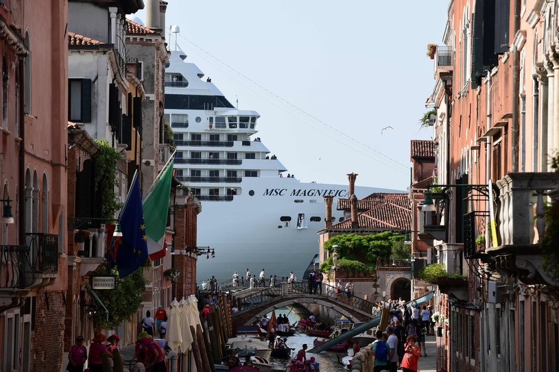 Taki widok w Wenecji nie będzie już możliwy. Wielkie wycieczkowce nie będą pływać w bliskości placu Św. marka, a od stycznia przyszłego roku miasto wprowadzi opłaty za zwiedzanie dla jednodniowych turystów /AFP