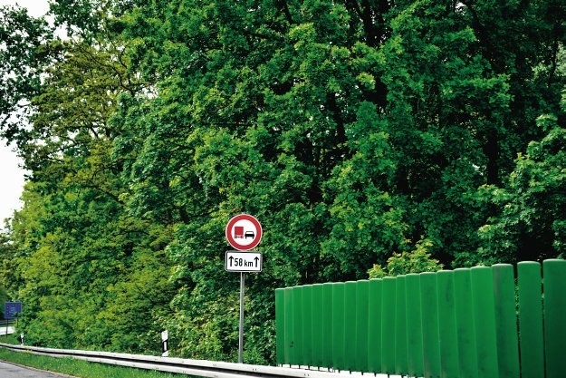 Taki znak stoi na autostradzie tuż za granicą polsko-niemiecką: zakaz wyprzedzania przez ciężarówki na dystansie 58 km. /Motor