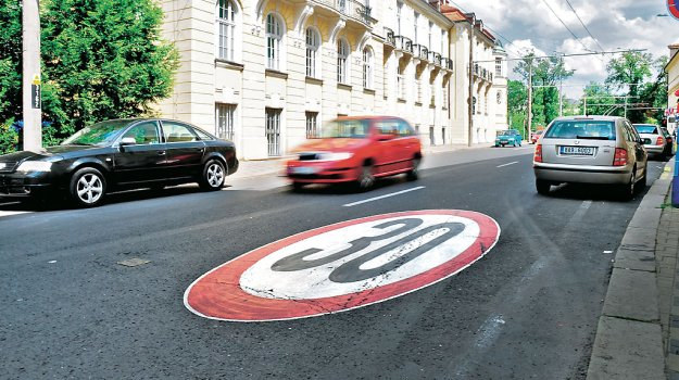 Taki znak w oczywisty sposób informuje o dozwolonej prędkości maksymalnej i należy się stosować do wyrażonego nim zakazu przekraczania – w tym przypadku – 30 km/h. /Motor