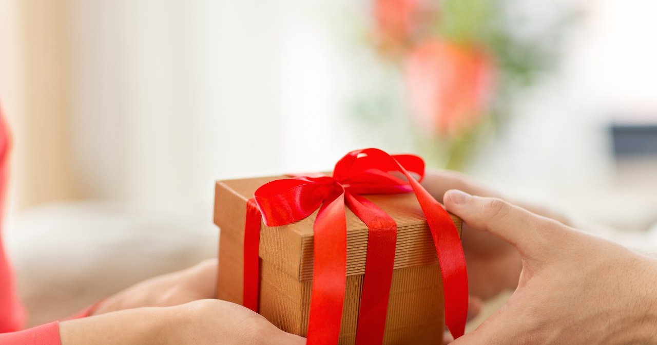 ​Takich prezentów lepiej nie kupuj. Obdarowany może się obrazić /123RF/PICSEL