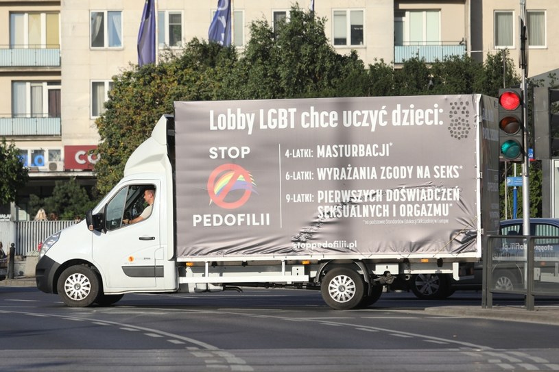 Takie furgonetki Fundacji PRO - prawo do życia pojawiły się na ulicach wielu polskich miast /Tomasz Jastrzębowski /Reporter