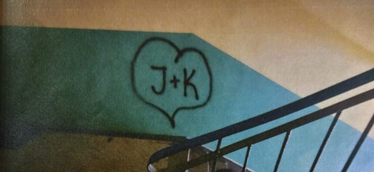 Takie grafitti pojawiło się na klatce schodowej /Komenda Powiatowa Policji w Świdninie /