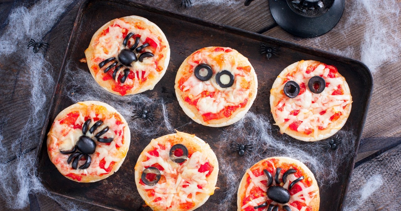 Takie halloweenowe pizzerinki to przekąska, która szybko znika /zhuravlevaanna /123RF/PICSEL