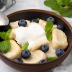 kluski leniwe Takie kluski robię w sezonie na jagody. Są szybkie i smakują lepiej niż pierogi