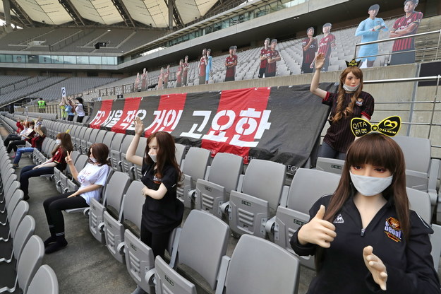 Takie lalki posadzono na stadionie FC Seul /YONHAP   /PAP/EPA