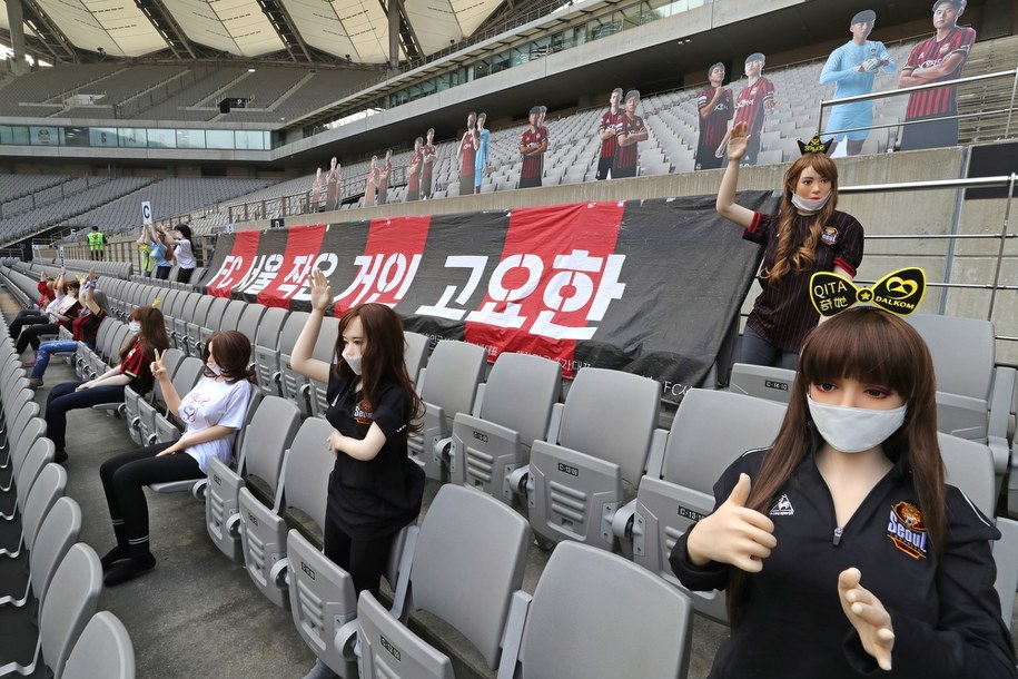 Takie lalki posadzono na stadionie FC Seul /YONHAP   /PAP/EPA