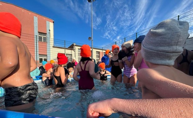 "Takie morsowanie daje siłę". Uczniowie wykąpali się w lodowatej wodzie