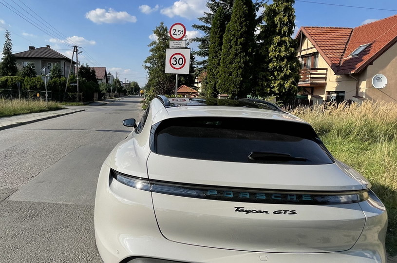 Takie Porsche Taycan jest zbyt ciężkie, by wjechać w tę uliczkę lub parkować czterema kołami na dowolnym chodniku /Marek Wicher    /INTERIA.PL