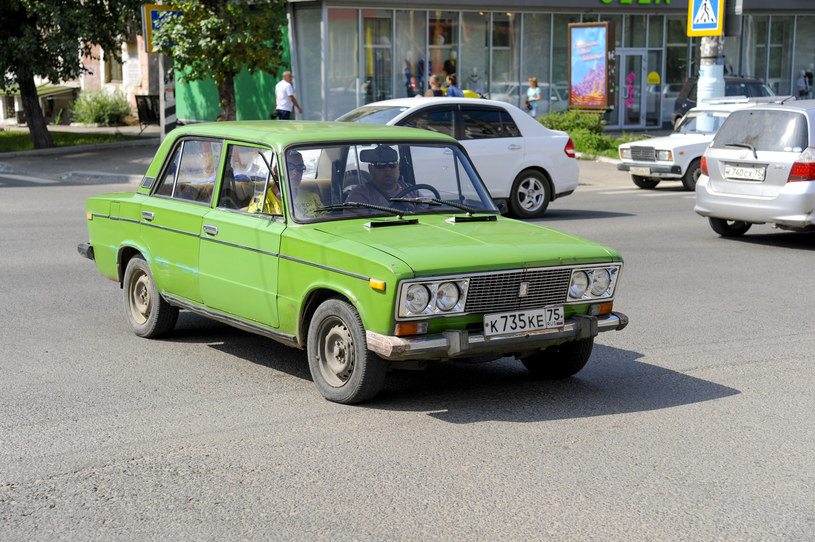 Takie samochody wciąż można spotkać na rosyjskich ulicach, ale jest coraz mniej /Getty Images