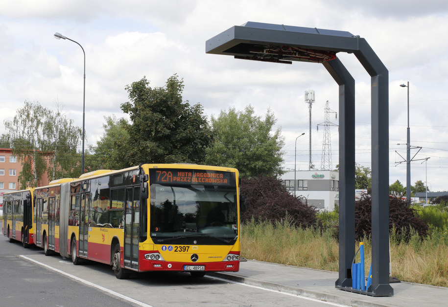 Takie szybkie ładowarki będą zamontowane na krańcówkach, aby łódzkie autobusy MPK nie musiały wracać do zajezdni na doładowanie pomiędzy kursami /lodz.pl /Materiały prasowe