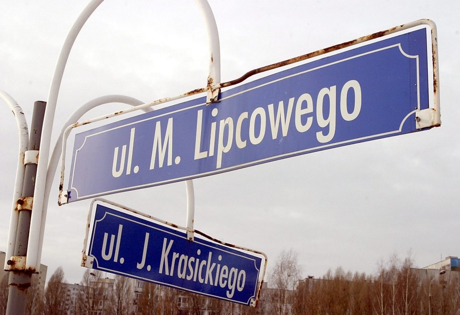 Takie tabliczki miałyby zniknąć z polskich ulic. /Piotr Polak /PAP