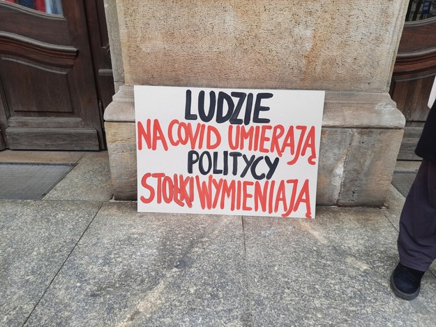 Takie transparenty przynieśli ze sobą protestujący /Marek Wiosło