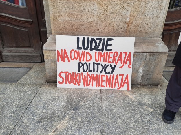 Takie transparenty przynieśli ze sobą protestujący /Marek Wiosło /RMF FM