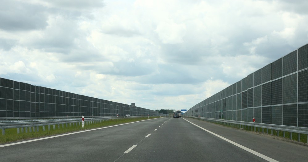 Takie "tunele" z ekranów to częsty widok na polskich autostradach /Stanisław Kowalczuk /East News