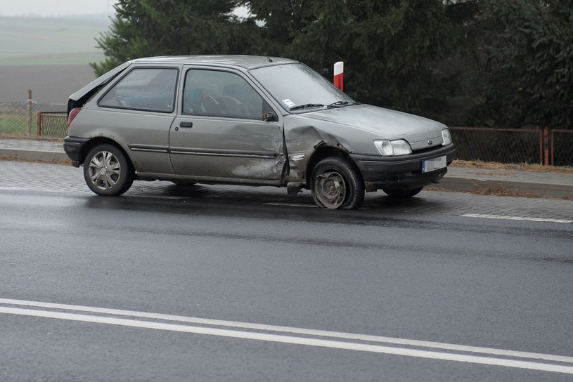 Takie uszkodzenia starego samochodu to pewna szkoda całkowita /Łukasz Solski /East News