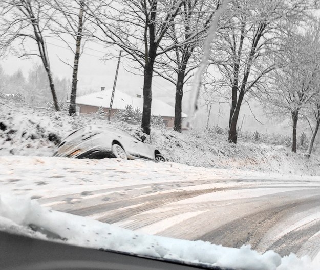 Takie warunki o poranku panowały na drodze wojewódzkiej nr 980 w Gromniku w Małopolsce, fot. Damian /Gorąca Linia RMF FM