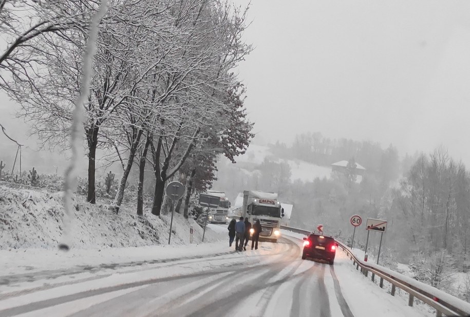 Takie warunki o poranku panowały na drodze wojewódzkiej nr 980 w Gromniku w Małopolsce, fot. Damian /Gorąca Linia RMF FM